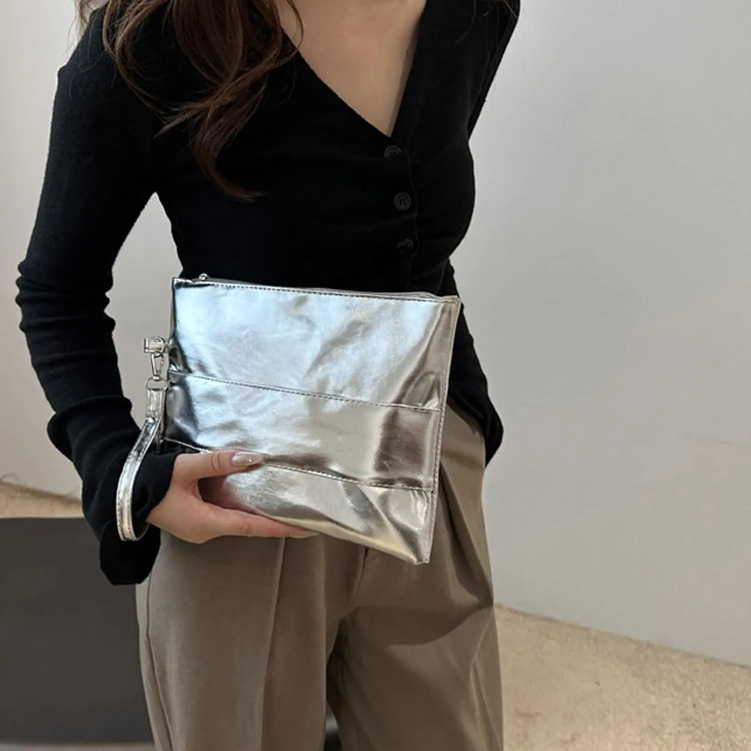 Fashionable Metallic PU Leather Envelope Clutches Bag for Women Elegant Wristlet Purse Handbag with Spacious Interior