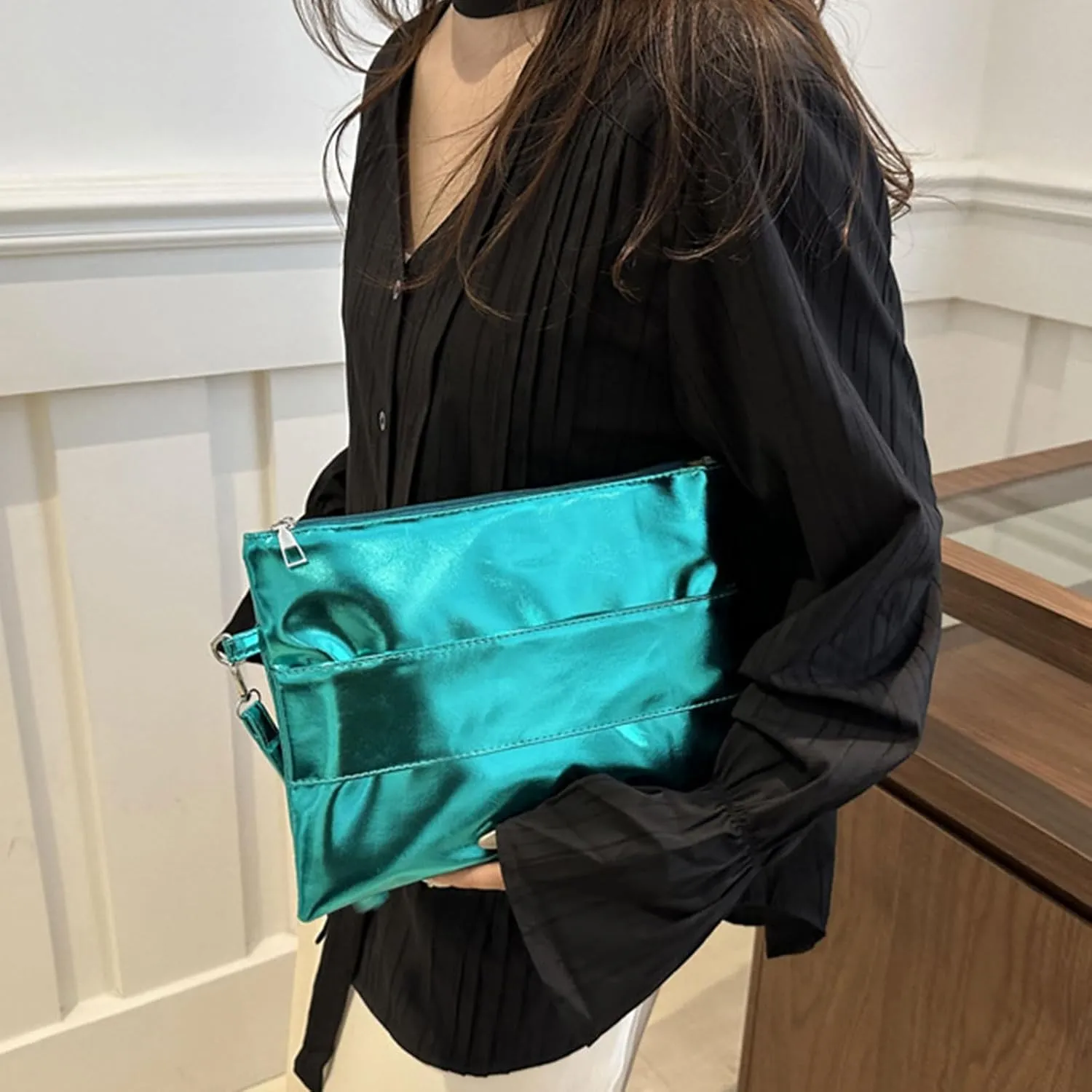 Fashionable Metallic PU Leather Envelope Clutches Bag for Women Elegant Wristlet Purse Handbag with Spacious Interior